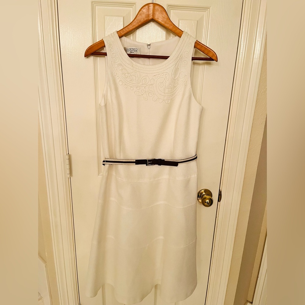 Kasper size 10 cream dress with belt